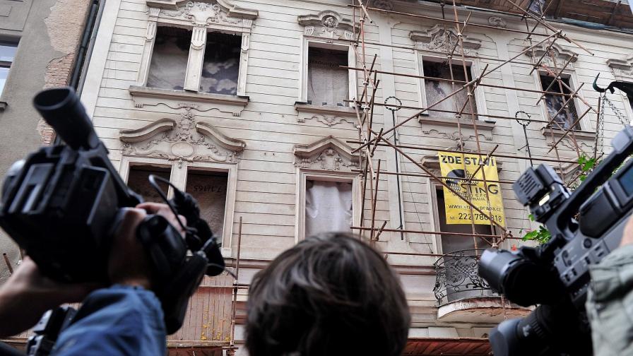 Рухнала сграда затрупала българи в Прага