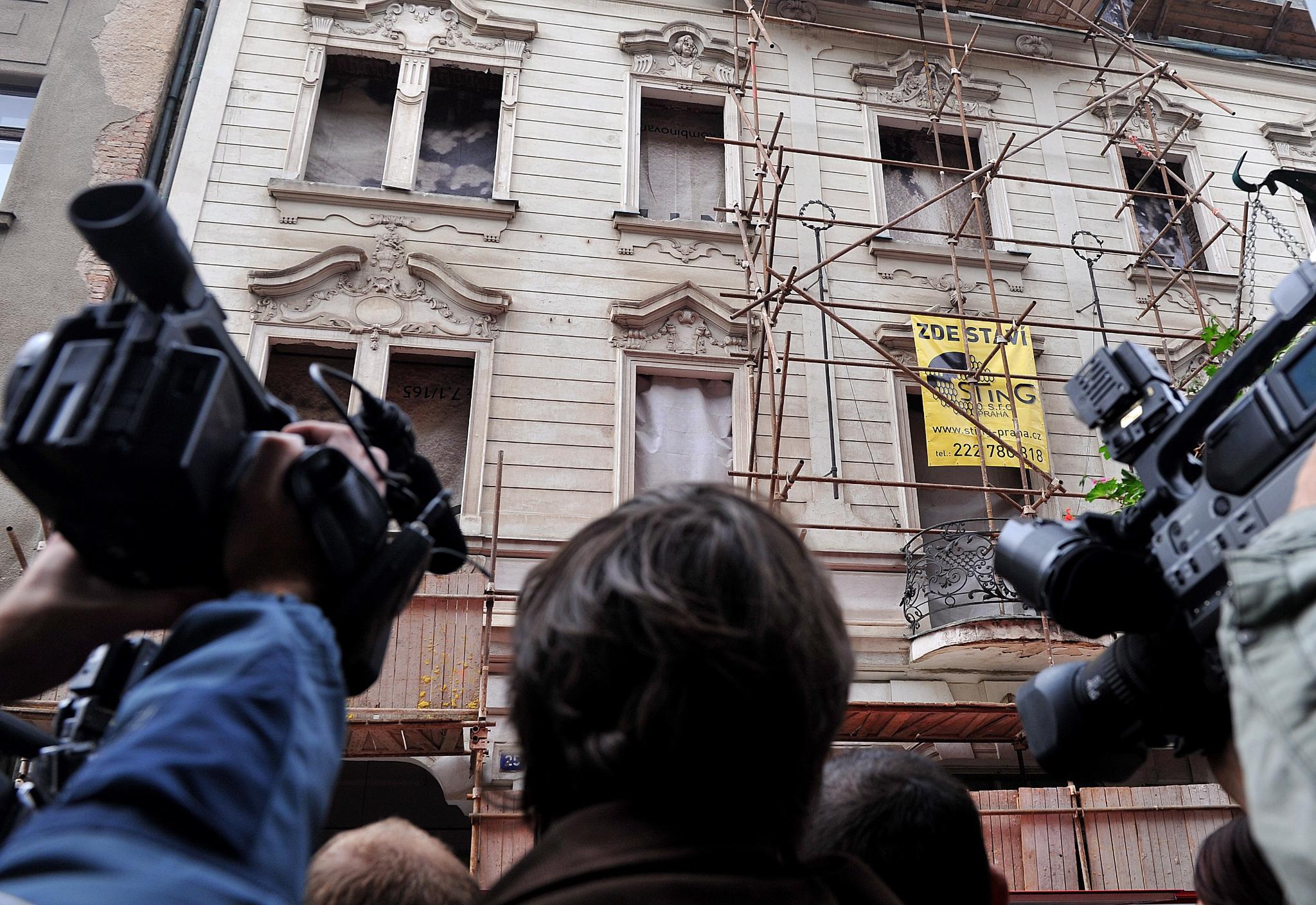 Рухнала сграда затрупала българи в Прага