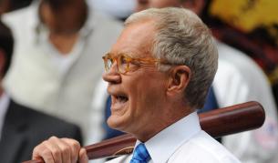 Летърман, нарамил бейзболна бухалка, на проява в Ню Йорк през август.