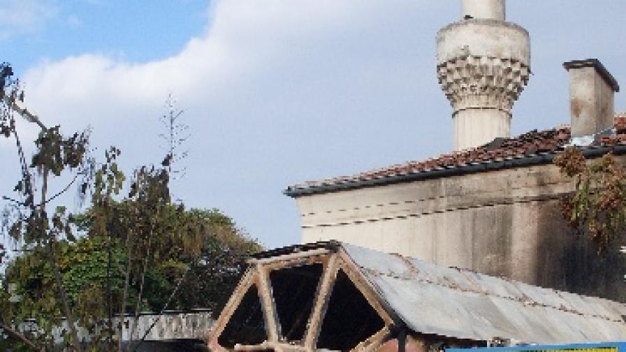 Павильон за сувенири изгоря напълно в Благоевград на 5 октомври, пожарът е засегнал и покривната конструкция на джамията