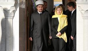 Хилари Клинтън влиза в джамията в Казан