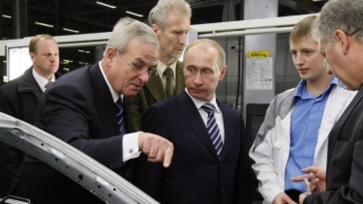 Мартин Винтеркорн вляво и Владимир Путин инспектират производството