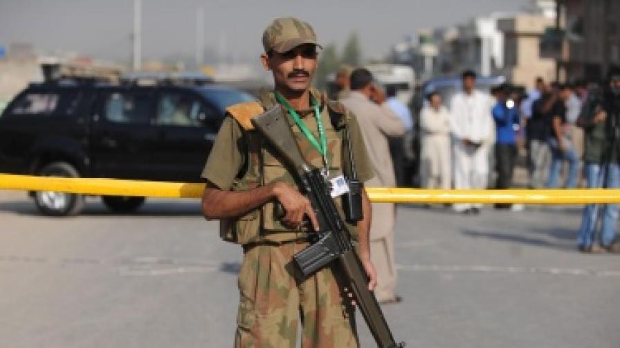 Самоубийствен атентат срещу военен обект в Пакистан