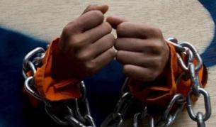 Едната от дъщерите била с окови на крака си, другата - на ръцете