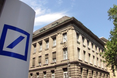 Продадоха най-голямата частна банка в Европа