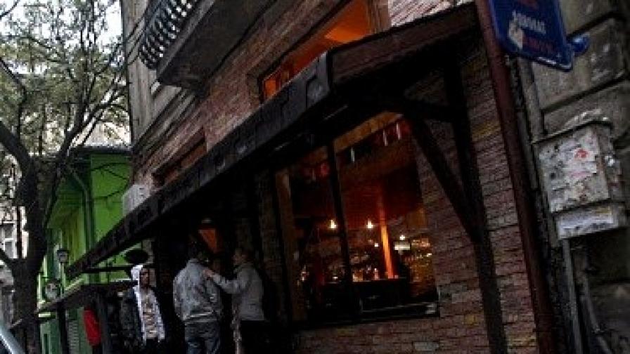 Барът се намира съвсем близо до Министерството на вътрешните работи