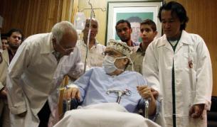 Меграхи (в инвалидната количка) беше пуснат от затвора, за да умре при семейството си