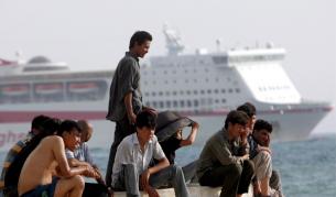 Нелегални афгански имигранти на пристанището в Патрас. Фотография от юни 200 9 г.