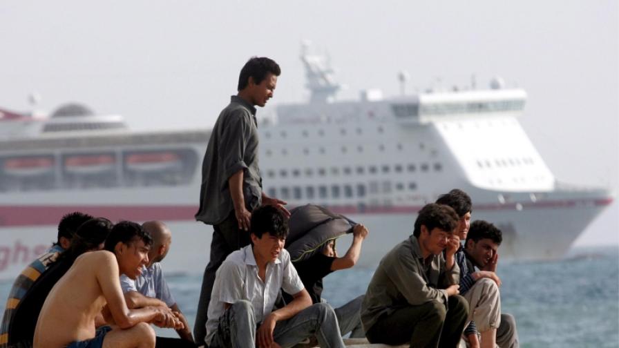 Нелегални афгански имигранти на пристанището в Патрас. Фотография от юни 200 9 г.