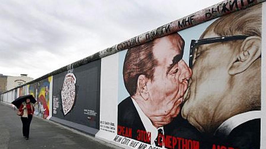 Целувката между Хонекер и Брежнев, нарисувана от руския художник Дмитрий Врубел