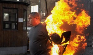 Мъж се запали пред БНТ заради новините на турски