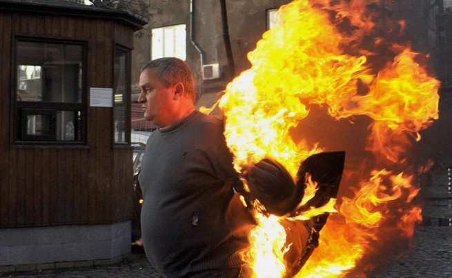 Мъж се запали пред БНТ заради новините на турски