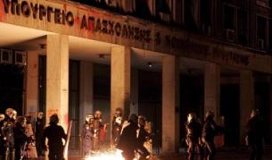 Няколко демонстрации на протестиращи в подкрепа на Кунева приключиха с палежи и бой с полицията