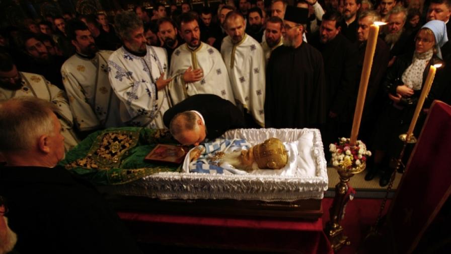 В Белград започна поклонение пред тленните останки на сръбския патриарх Павле