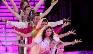 Индийски танц - отборът на Симона срещу/с отбора на Райна