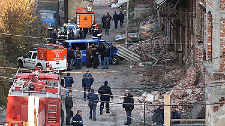 Рушаща се сграда в "Захарна фабрика" уби двама