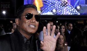 Джърмейн при пристигането си на церемонията. Той прие наградите на брат си