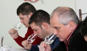 Конкурс за домашна ракия в пловдивското село Белещица (снимка от декември 2008 г.)