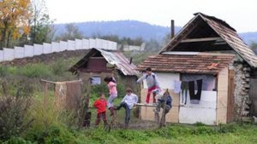 В село в Словакия изолираха роми със стена