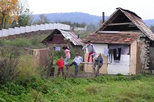 В село в Словакия изолираха роми със стена