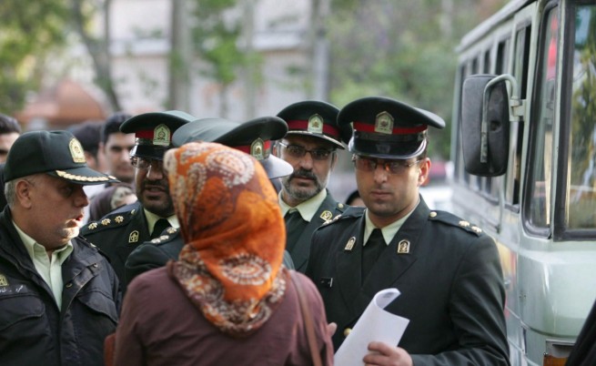 Арести в Иран заради групов секс