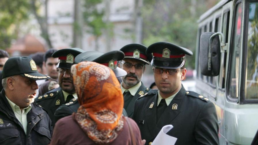 Нравствената полиция предупреждава жена по улиците на Техеран за непристойното и облекло.