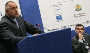 Вицепремиерът и финансов министър Симеон Дянков слуша внимателно думите на премиера