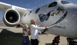 Основателят на "Върджин галактик" Ричард Брансън кръщава кораба майка "Уайт найт 2" през юли 2008 г.