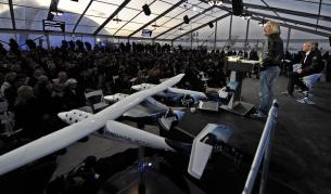 Ричард Брансън пред събралите се на откриването