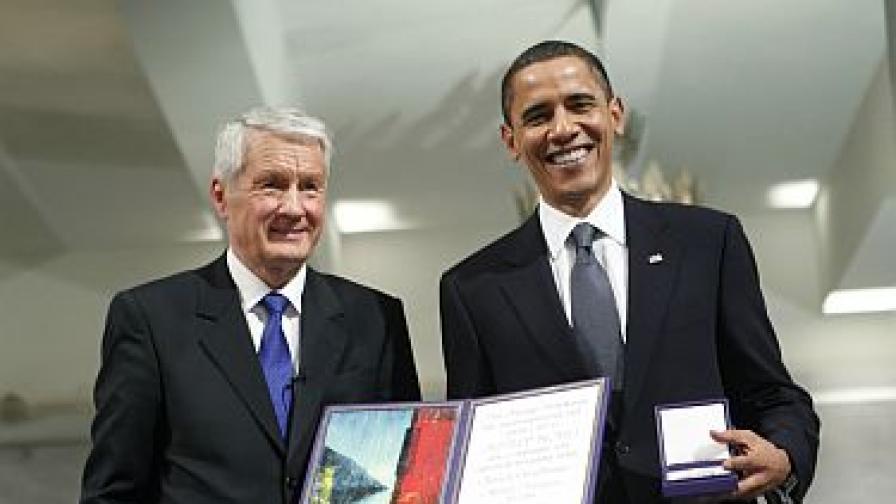 Барак Обама с председателя на Нобеловия комитет Турбьорн Ягланд.