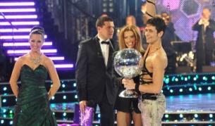 Водещите с купата плюс кралят и кралицата на бала