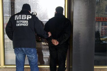 Хванаха крадци, докато опитвали да откраднат телефонен кабел