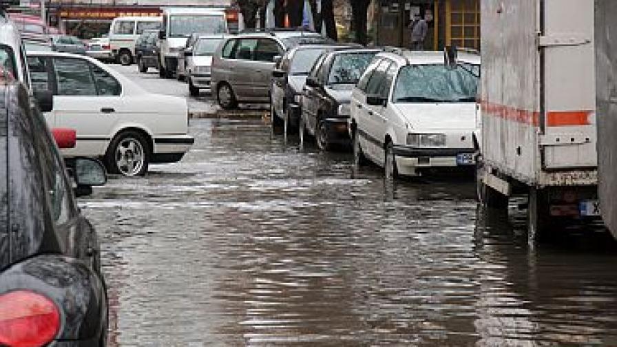 Проливният дъжд, който се изля над Хасково тази сутрин, превърна в реки централните улици и предизвика задръствания