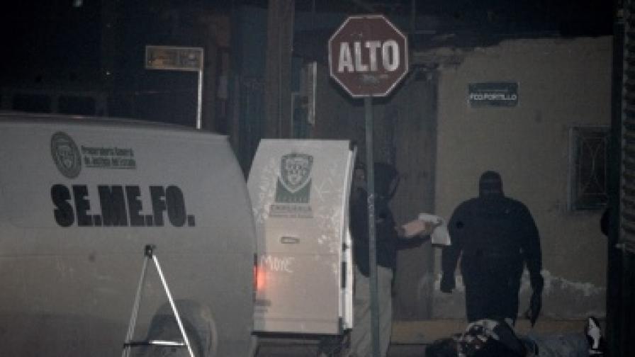 Мексикански криминалисти извършват оглед след поредното убийство в Сиудад Хуарес