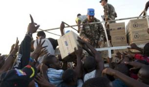 Служители на ООН раздават хуманитарна помощ на пострадалите от земетресението в Хаити