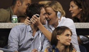 На тенис мач през септември Чарлийз и Стю открито демонстрираха чувствата си