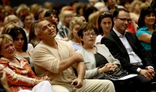 Председателката на Асоциацията на жените в ЕНП Дорис Пак (л), Бойко Борисов и председателката на ЖЕНИ ГЕРБ д-р Геновева Алексиева (снимка от учредителната конференция на ЖЕНИ ГЕРБ, юли 2008 г.)