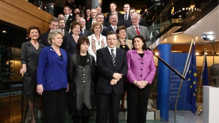 Новата Европейска комисия позира за снимка по време на сесията в Страсбург