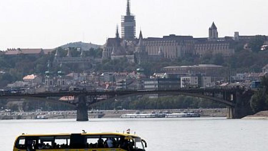 Влакче амфибия предлага гледки за туристи към бреговете на унгарската столица Будапеща