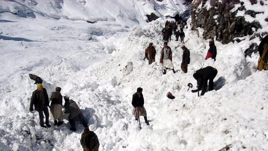 Десетки под лавина в Пакистан