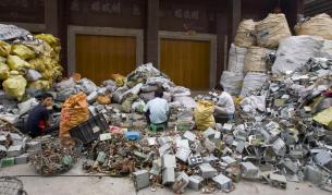 Планини от е-отпадъци растат в Индия и Китай