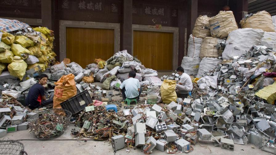 Планини от е-отпадъци растат в Индия и Китай