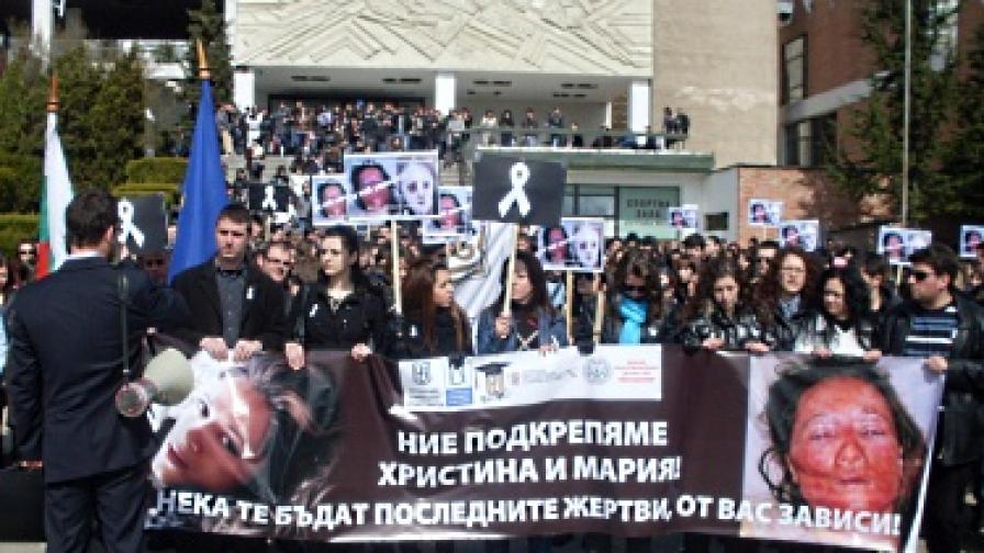 Шествието в подкрепа на двете момичета, залети с киселина