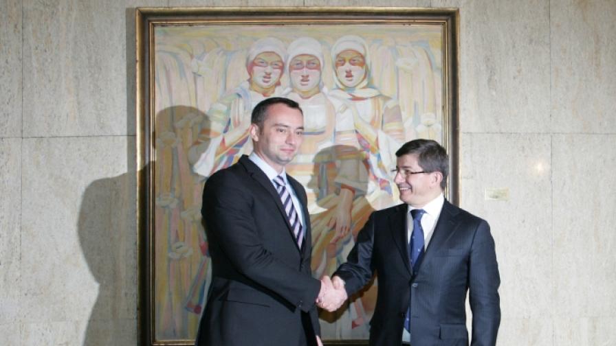 Министрите на външните работи на България Николай Младенов и на Турция Ахмет Давутоглу разговаряхе днес в София