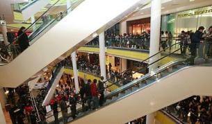 В България на 1000 души се падат по  28,2 кв. м търговска площ. Вероятно затова отварянето на всеки мол се превръща в малък празник с тълпи от народ. На снимката: Откриването на Мол Сердика