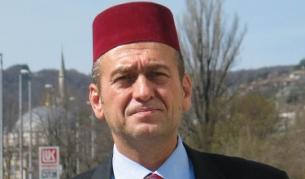 Юзеир Юзеиров пристигна на учредителното събрание с фес