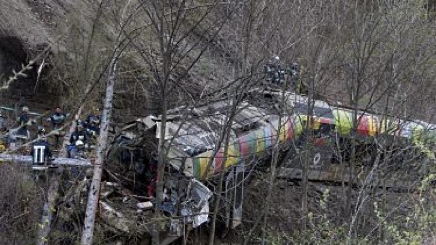 Скала се срути върху влак в Италия, поне девет жертви