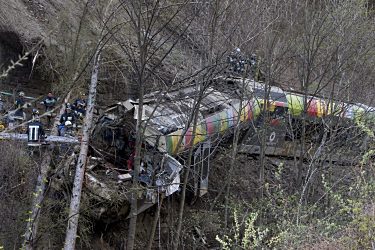 Скала се срути върху влак в Италия, поне девет жертви