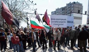 Десетки варненци излязоха на протест пред сградата на E.ON във Варна, недоволни от високите сметки и качеството на доставяната електроенергия