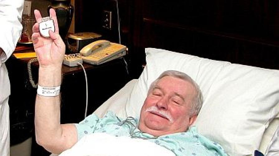 2008-а: Бившият полски президент Лех Валенса показва пейсмейкъра, който след малко ще му бъде поставен